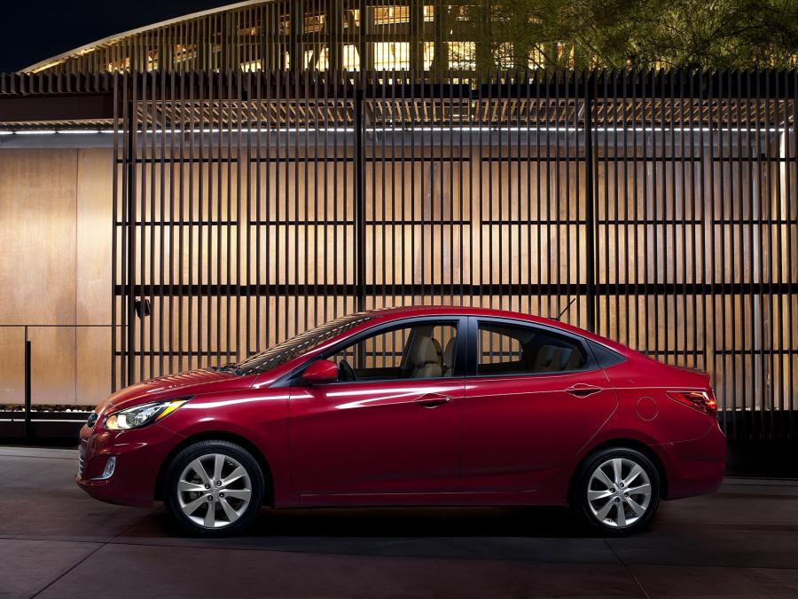  Hyundai Accent Sedan 2011 года  (US) (фото 12 из 23)